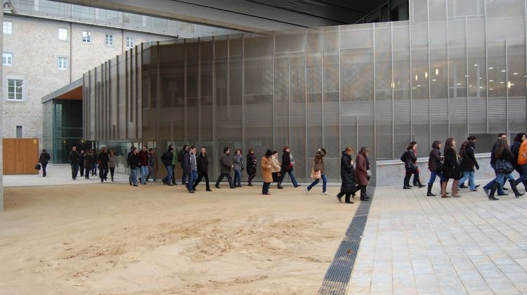 En cinc minuts la nova seu de la Generalitat a Girona ha quedat totalment desallotjada © ACN