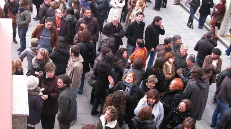 Els 850 treballadors de l'edifici s'ha desplaçat fins a la plaça Salvador Espriu que era el punt de trobada © ACN