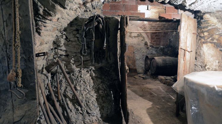 Interior del celler Can Banyes ubicat en un domicili particular a Rabós d'Empordà. Clara Isamat