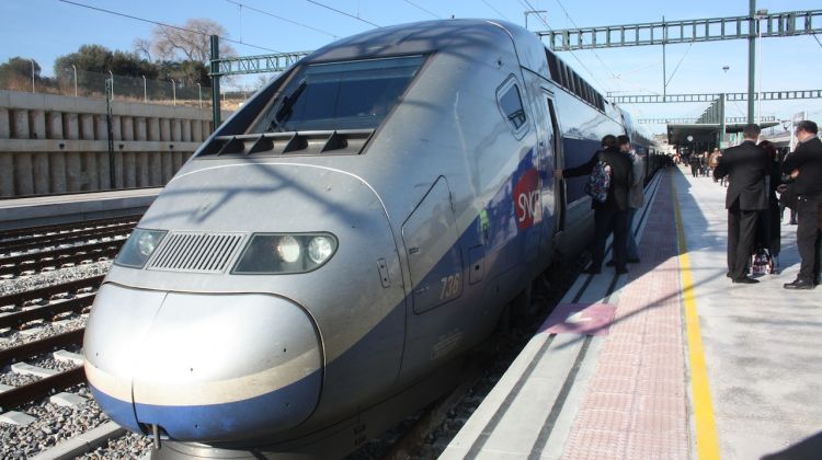 El tren provinent de Perpinyà, aturat a l'andana de l'estació de Figueres-Vilafant © M. Estarriola