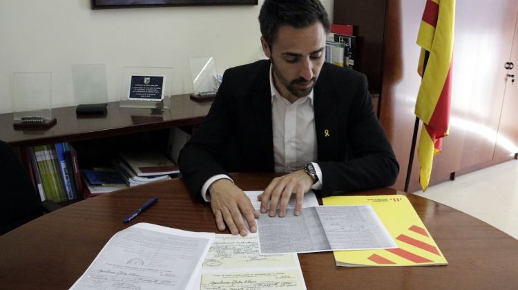L'alcalde de Sant Julià de Ramis amb els documents que justifiquen els diners republicans que l'ajuntament va entregar i no van tornar. ACN