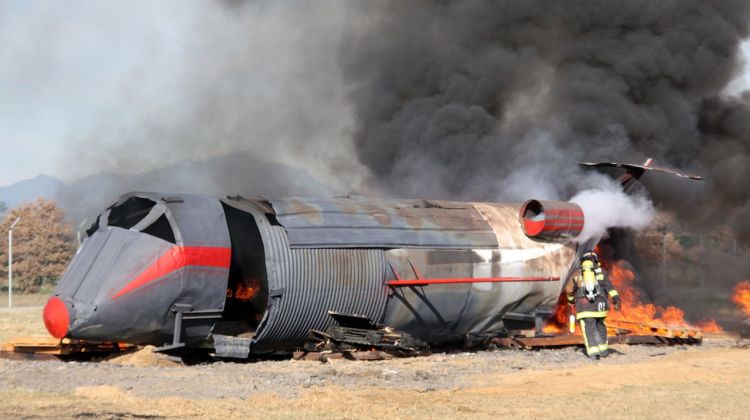 Un bomber apropant-se a l'avioneta accidentada © ACN