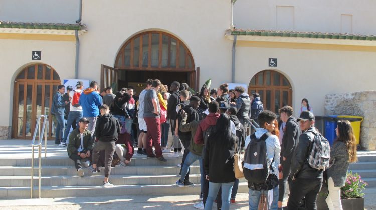 Els joves amuntegats a l'entrada del Convent dels Caputxins. Cambra de Comerç de Girona