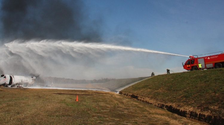 El camió de bombers tirant aigua des de dalt la pista © ACN