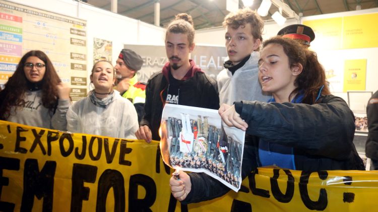 Protestes i crema de fotos contra a presència de l'exèrcit a la fira Expojove de Girona. ACN