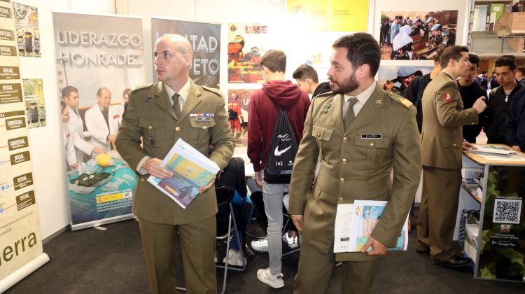 Soldats uniformats a l'Expojove de Girona. ACN