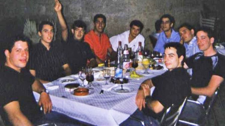Arnau Cerro (amb el braç enlairat) durant una trobada amb amics el 2002 © Facebook