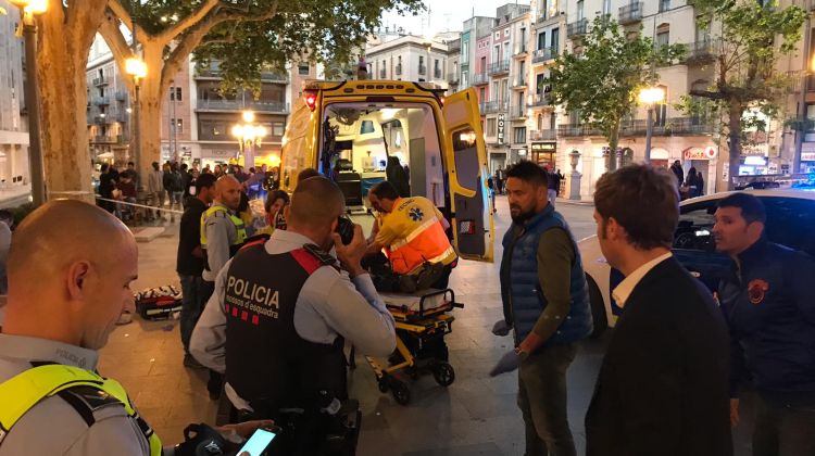 El SEM intentant salvar la vida a la víctima apunyalada. Ajuntament de Figueres