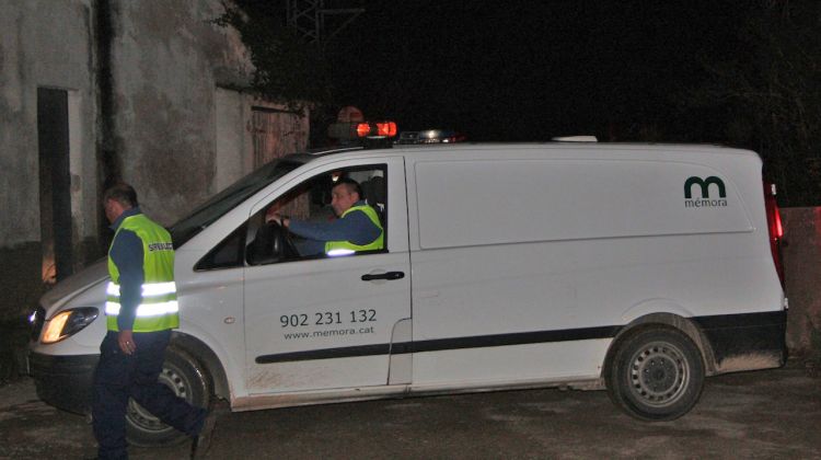 La furgoneta dels serveis funeraris traslladant els cadàvers de la parella holandesa. ACN