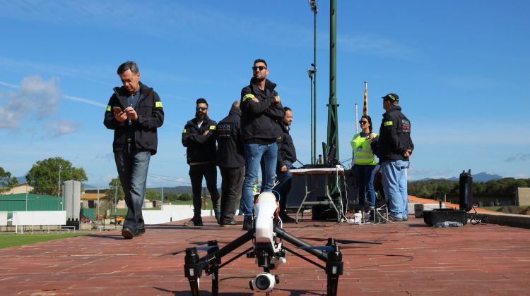 Un dron i l'equip dels Mossos que el controlen. ACN