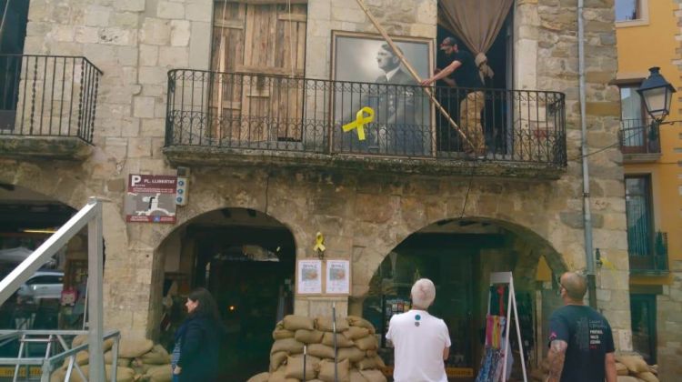 El quadre de Hitler en un dels balcons de la plaça. El Gerió Digital