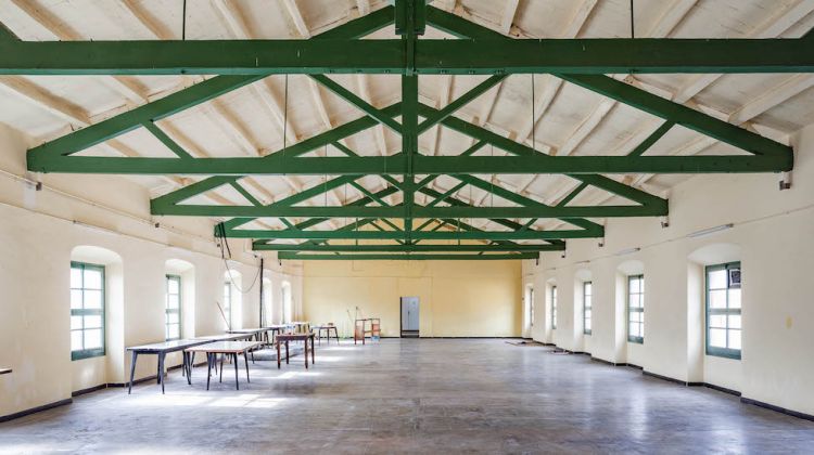 Interior de la sala superior de l'edifici ubicat als claustres de Besalú. Circus Art Foundation