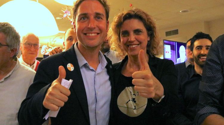 Jordi Masquef amb l'exalcaldessa, Marta Felip, durant la jornada electoral. ACN