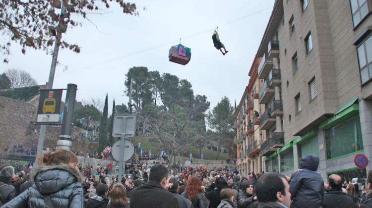 Els patges s'han despenjat en tirolina des dels balcons de la ciutat © ACN