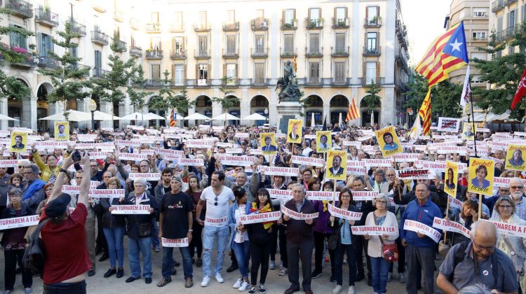 Un instant de la concentració en contra del judici de l'1-O a la plaça de la Independència de Girona. ACN
