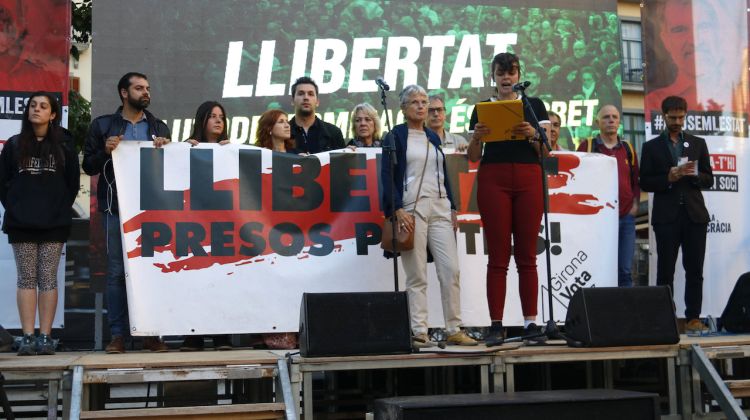 Diversos representants d'entitats i partits independentistes en l'acte de Girona Vota. ACN