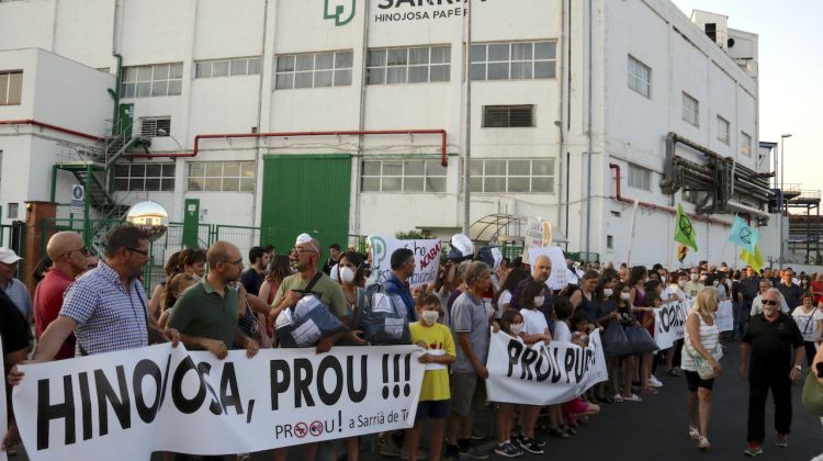 La manifestació davant la paperera Hinojosa de Sarrià de Ter. ACN