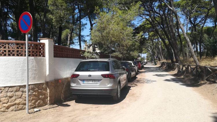 Un seguit de vehicles aparcats en una zona prohibida