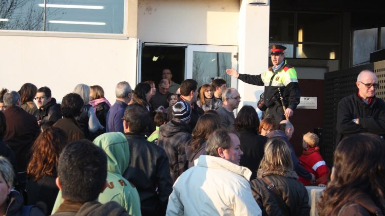 Un agent dels Mossos d'Esquadra desallotjant a la gent de l'interior del recinte © M. Estarriola