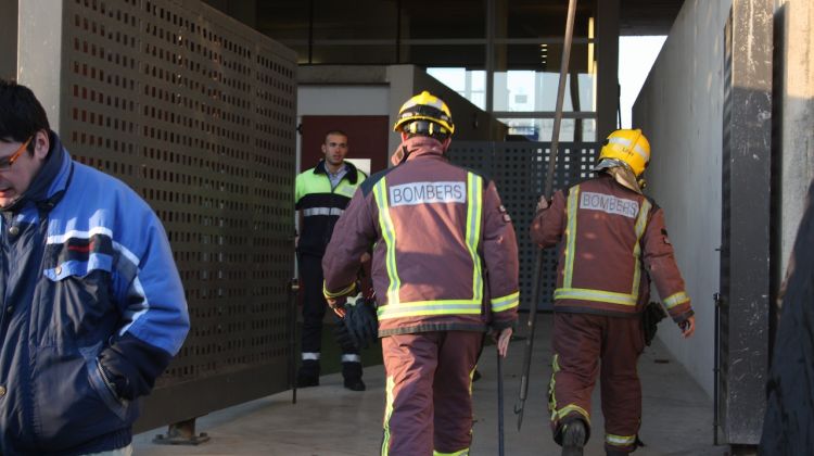 Dos bombers accedint a l'interior de l'equipament esportiu © M. Estarriola