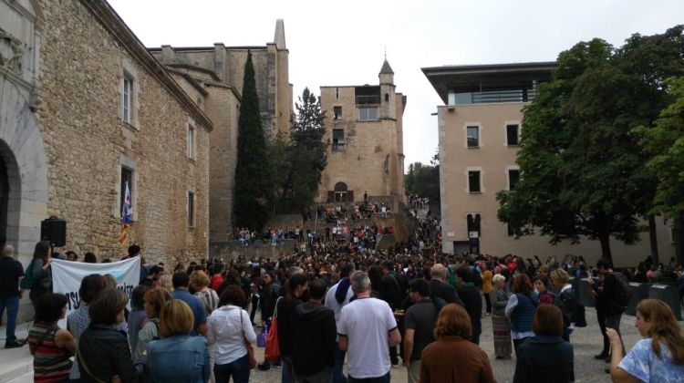 Els estudiants concentrats davant la rectoria de la UdG. Ràdio Girona - SER Catalunya