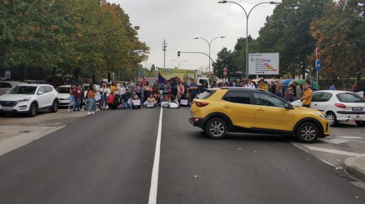 Un grup d'estudiants i ciutadans tallant un dels accessos a pont Major de Girona