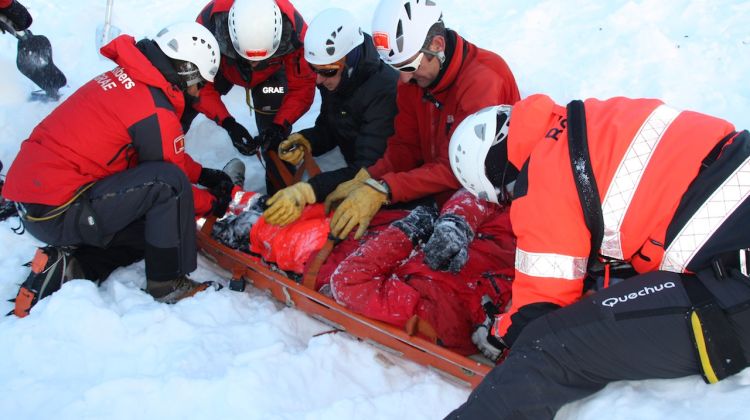 Una vegada retirat el cos de sota la neu es transporta © ACN