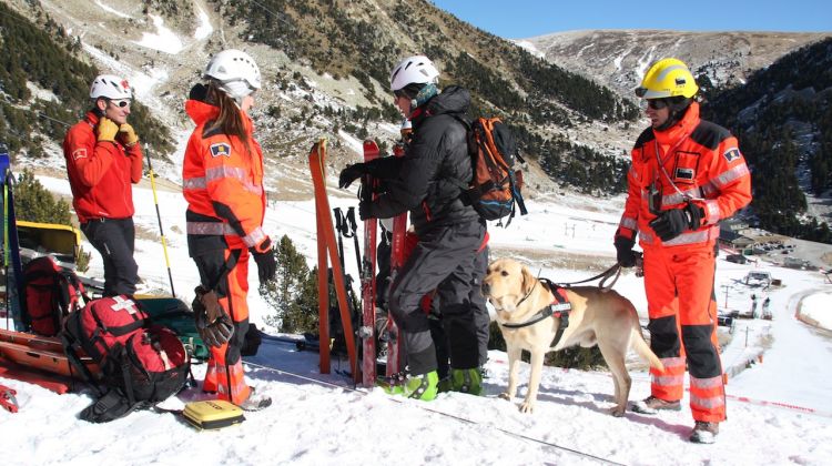 Un equip medic acompanya a l'equip de rescat © ACN