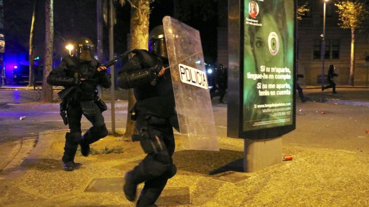 Agents de la policia nacional a la zona de correus. ACN