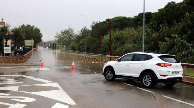 L'Avinguda Ave Maria de l'Escala tallada pels aiguats. ACN