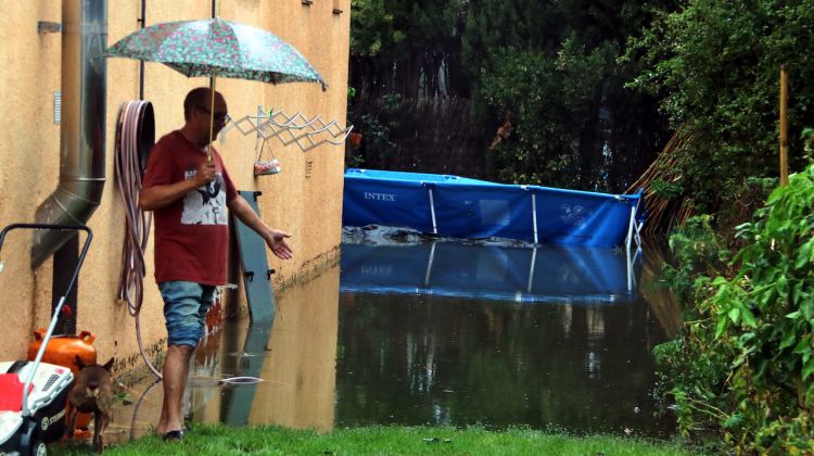 El propietari d'una casa que ha patit inundacions al pati i al garatge a Castelló d'Empúries. ACN