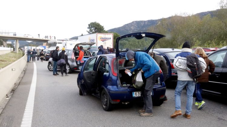 Manifestants agafant motxilles dels cotxes per dirigir-se a l'inici de la manifestació. ACN