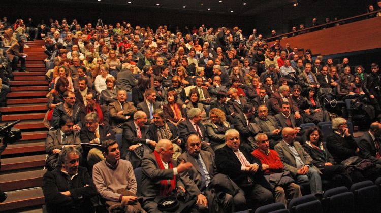 El Teatre Municipal de Roses s'ha quedat petit per la presentació © M. Estarriola