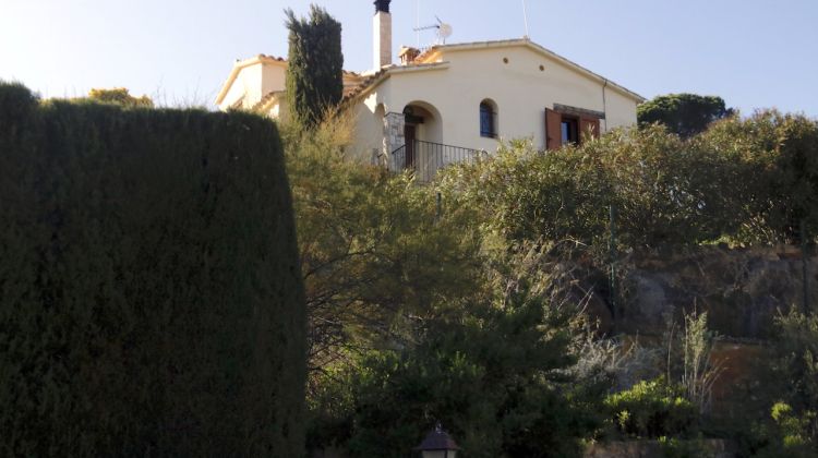 Vista de la casa assaltada a la urbanització Vescomtat de Cabanyes de Calonge. ACN