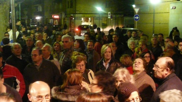 Unes 200 persones s'han aplegat a l'entrada de l'Ajuntament © ACN