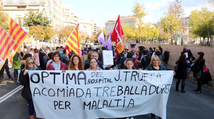 Pancarta de la concentració a Girona contra la sentència del TC. ACN