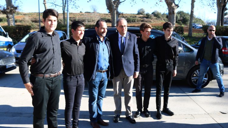 El president de la Generalitat, Quim Torra, amb músics banyolins en l'acte d'homenatge a l'exili. ACN