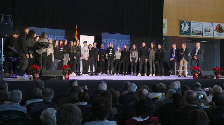 Una coral de nens cantant a l'escenari del Pavelló de la Draga de Banyoles on s'ha fet l'acte en homenatge als exiliats. ACN