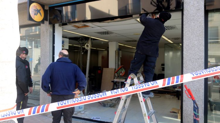 Un lateral de la Caixa de Riudellots, destrossat després que uns lladres encastessin un cotxe. ACN