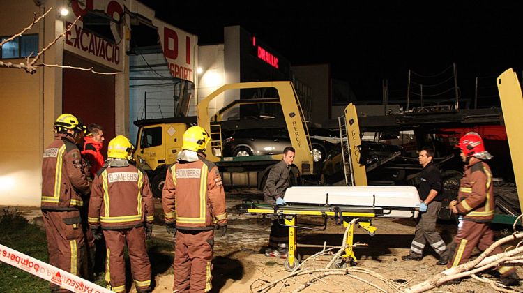 El camió s'ha encastat contra una nau industrial i el conductor ha mort després de sortir catapultat de la cabina © ACN