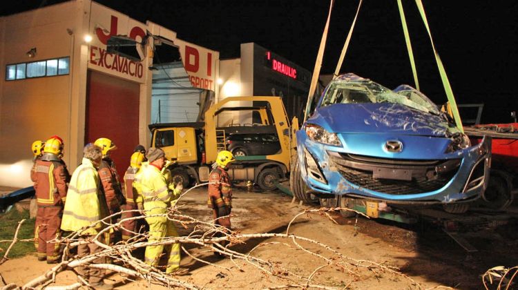 La càrrega del camió ha quedat escampada pels voltants de la nau © ACN