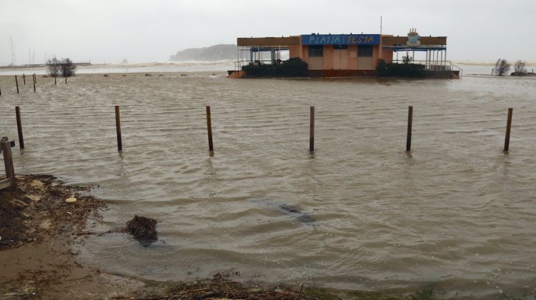 Un edifici a tocar de la platja encerclat pel mar a l'Estartit (Baix Empordà). ACN