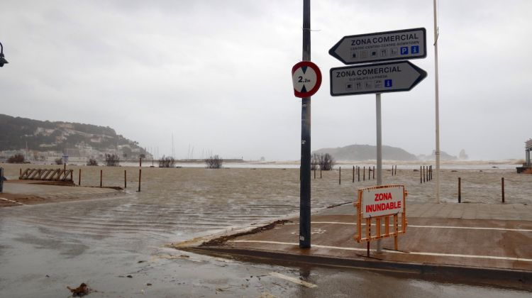 Una platja de l'Estartit (Baix Empordà) inundada. ACN