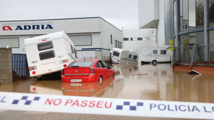 Un seguit de caravanes i un cotxe inundades pel desbordament d'un riu a Hostalric. ACN