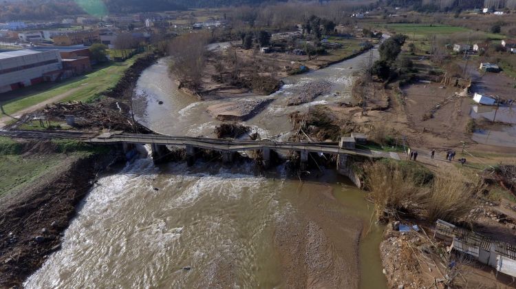 Pla general d'un pont esfondrat i una canonada trencada a Anglès a vista de dron. ACN