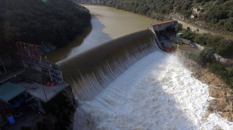 Imatge amb dron de la presa del Pasteral encara descarregant molta aigua. ACN