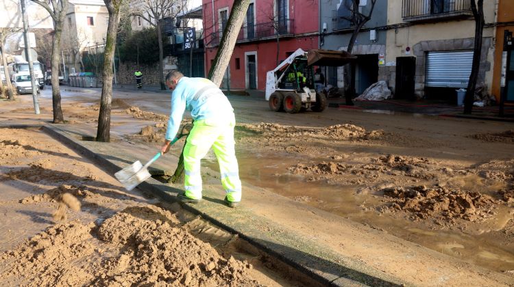 Operaris netejant la zona inundada de Pedret. ACN