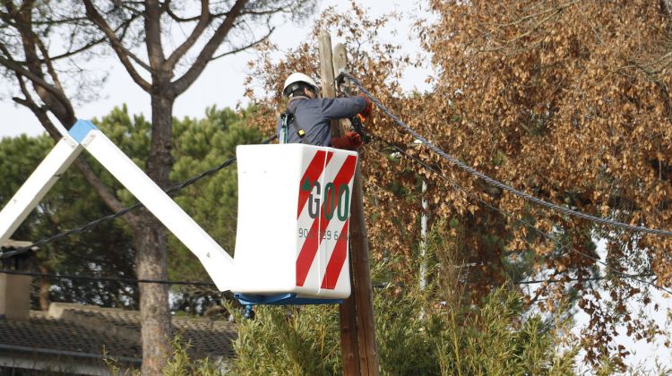 Un operari tallant els cables d'una casa connectada il·legalment a la xarxa elèctrica pública a la urbanització d'Aigüesbones. ACN