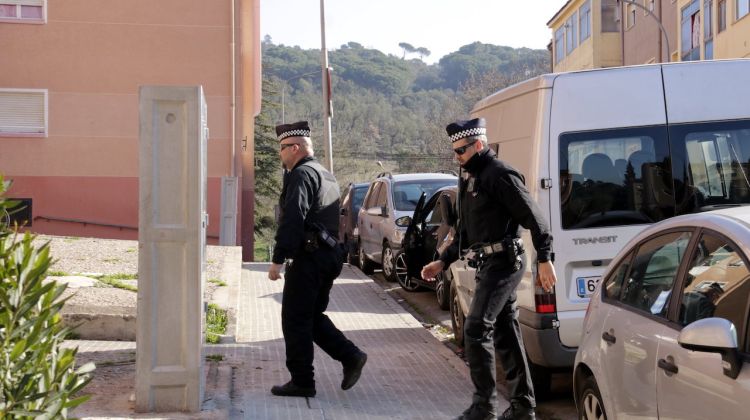 Dos agents de la Policia Municipal de Girona passant per davant d'un dels cofres de fusibles de Font de la Pólvora. ACN
