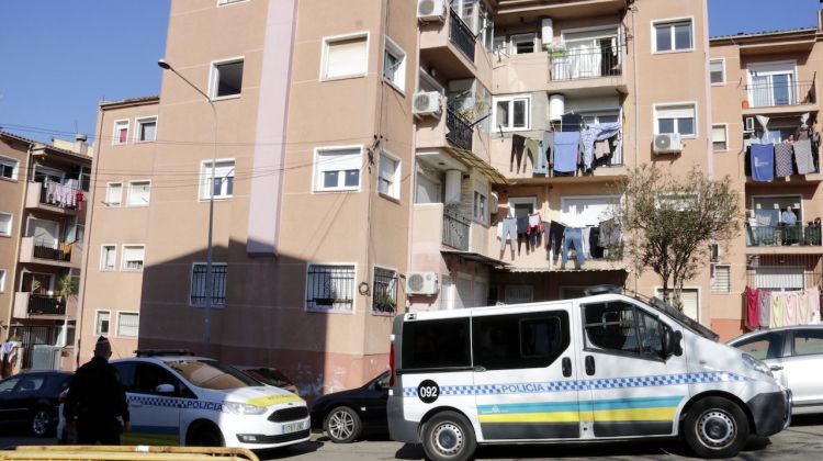 La Policia Municipal de Girona al carrer Mimosa de Font de la Pólvora, avui. ACN